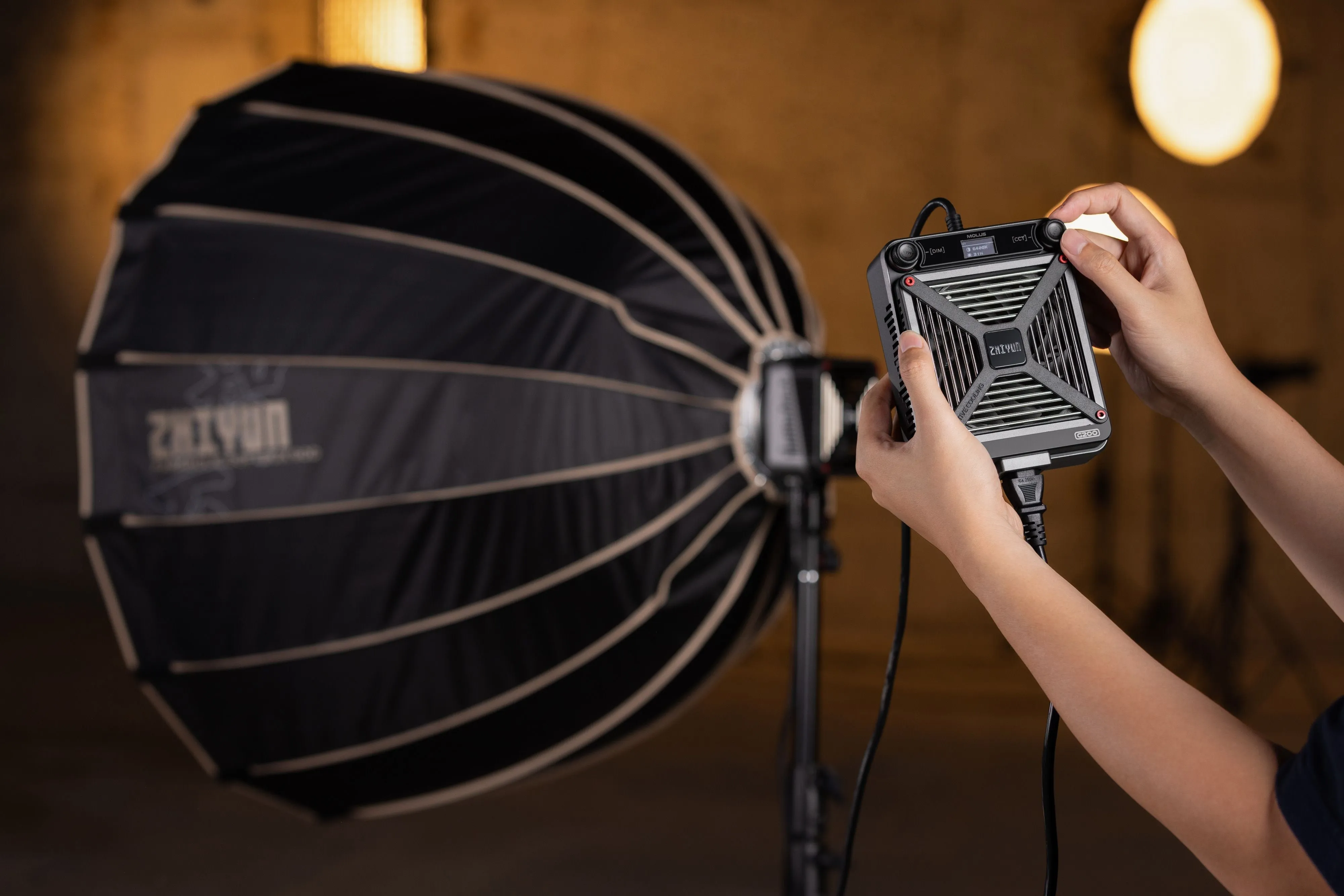 Zhiyun Molus G200 Bi-Colour 200W COB LED Video Light (Up to 300W)
